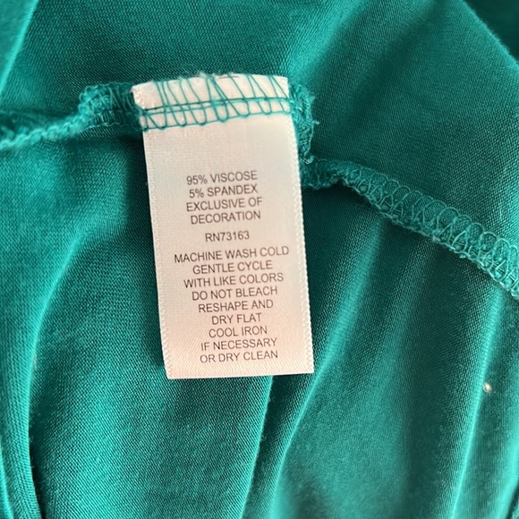 Brass tone eyelets from shoulder down sleeves - Picture 4 of 6